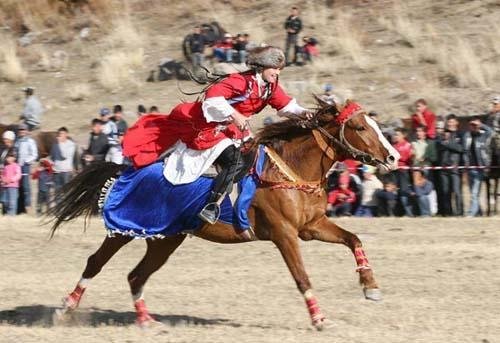 Кыргызское национальное состязания "Кыз куумай"