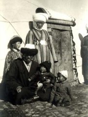 Фото кыргызской семьи. Приблизительно начало XX века.
