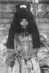 Якутка в праздничном национальном костюме. Якутия, 1932 г.