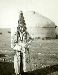 Молодая женщина в богатом наряде. Казахи. Фотоархив РЭМ