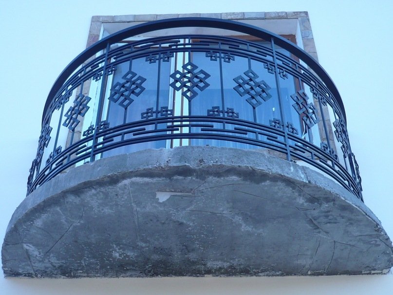 Современное ограждение балкона в п. Серебрянка, респ. Тыва.