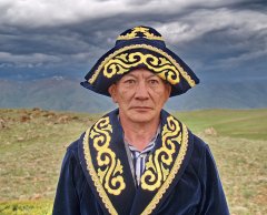 Портрет монгольского профессора в подаренной ему казахами одежде. 